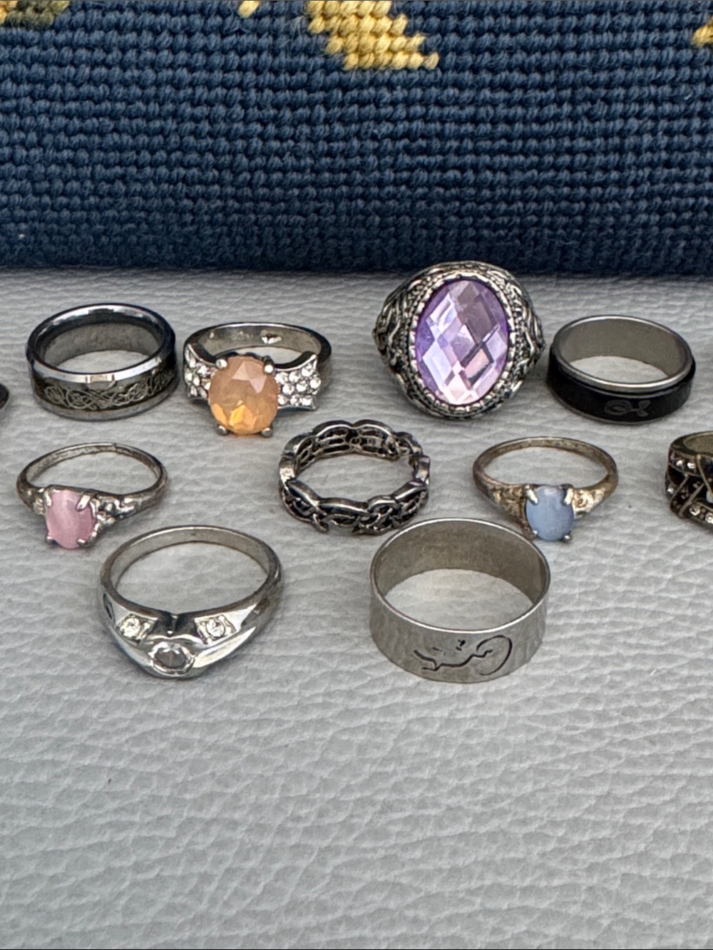 14 ASSORTED SILVER TONE FASHION RINGS. - Picture 6 of 11